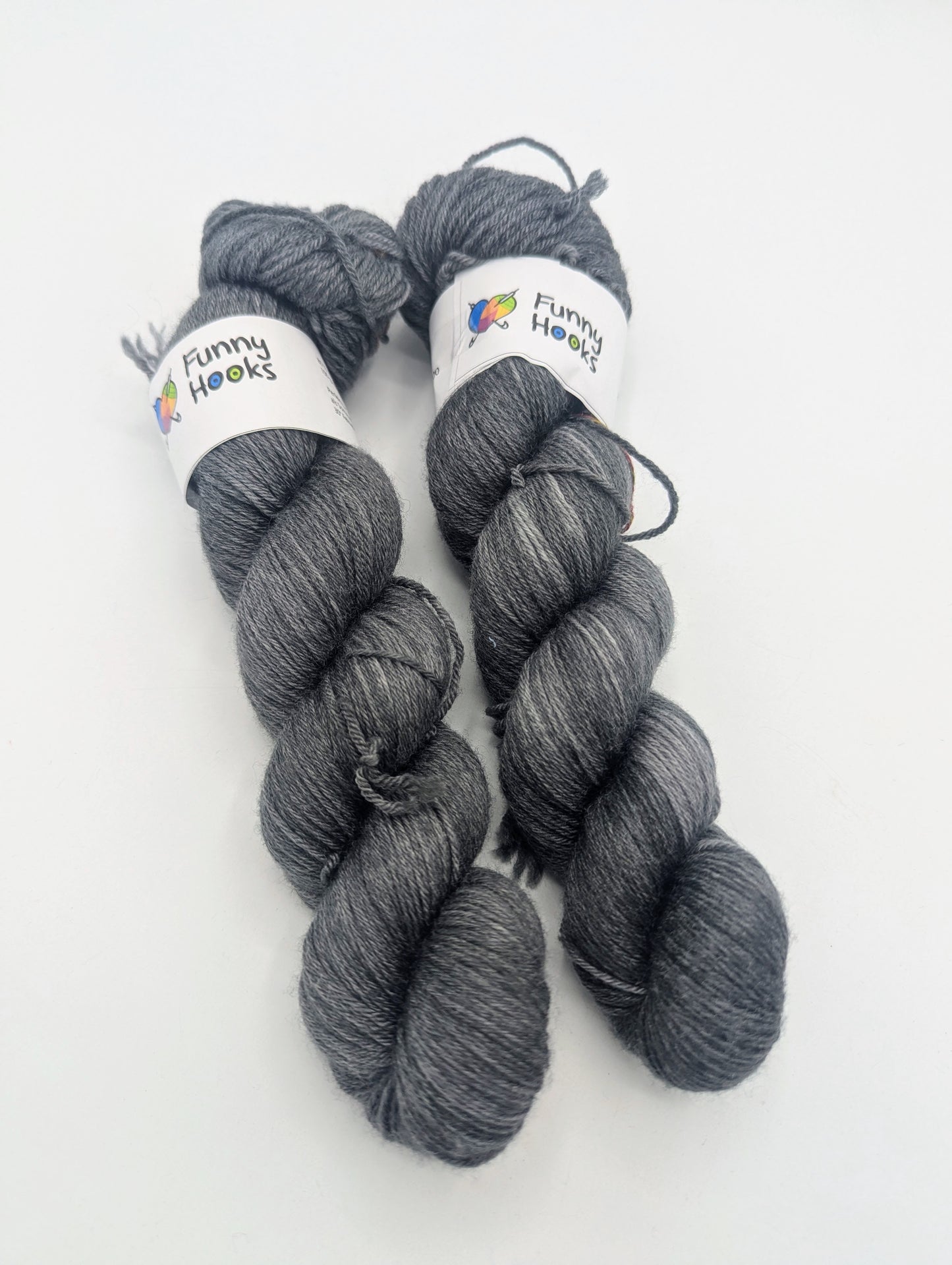 Merino/Bambus - handgefärbte Stränge grau