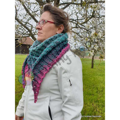 Tatu - flat triangular shawl with a not so deep point
