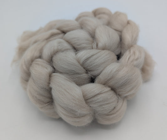 19 mic - 70 % Merino 30 % Tussah Seide Kammzug- Sandman